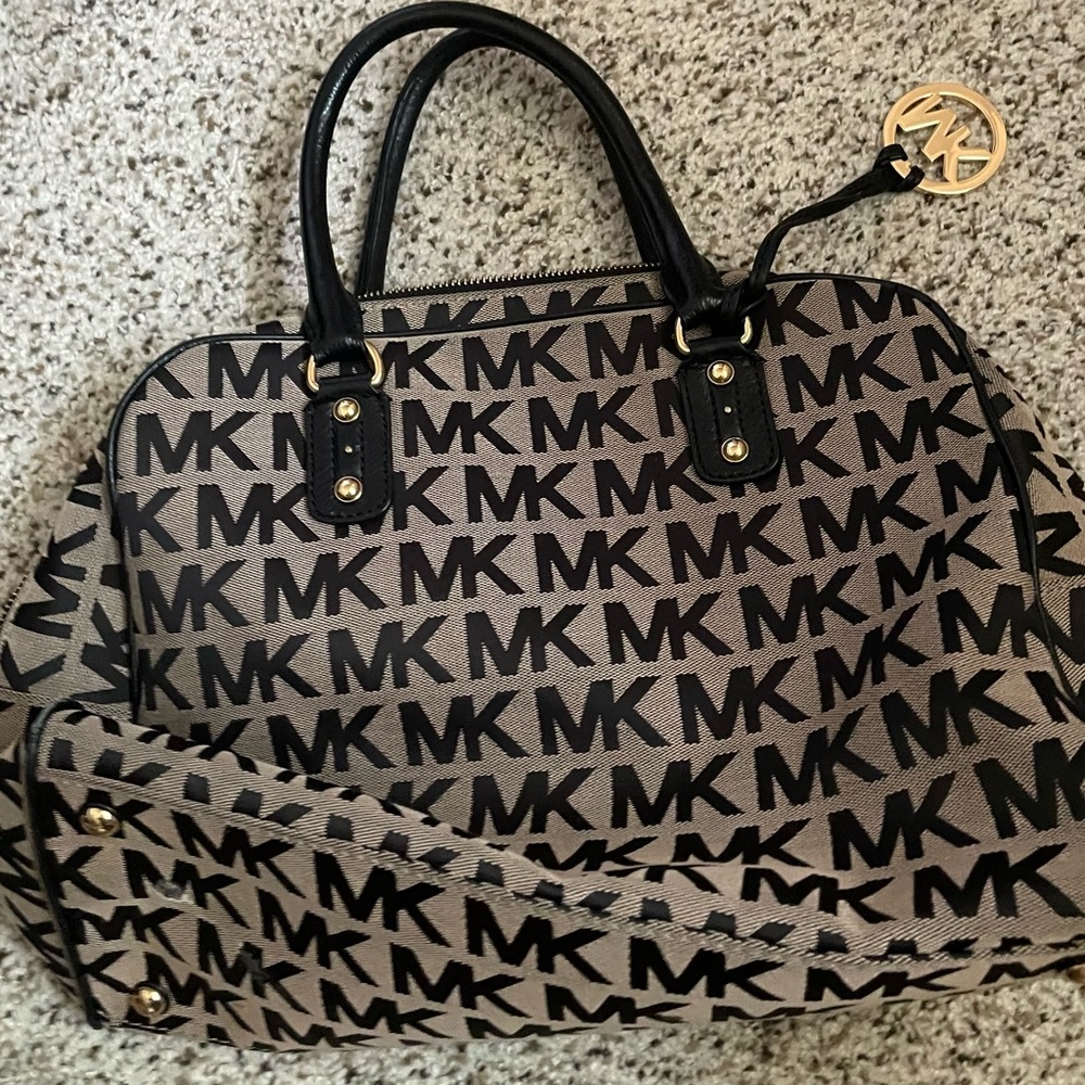Micheal Kors handbag and matching wallet
